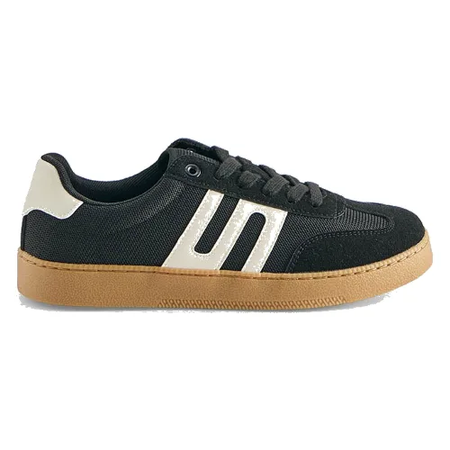 Czarne sneakersy z białymi wstawkami