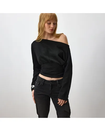 Czarny sweter z dekoltem one shoulder