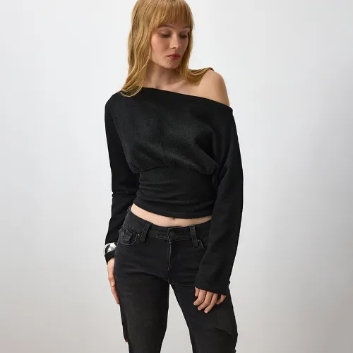 Czarny sweter z dekoltem one shoulder