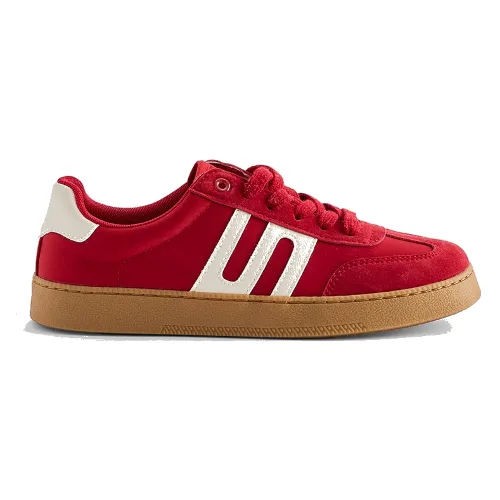 Czerwone sneakersy z białymi wstawkami