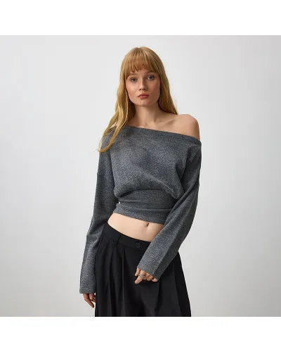 Grafitowy sweter z dekoltem one shoulder