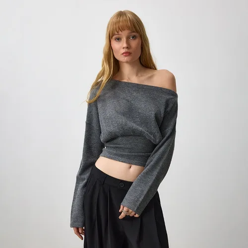 Grafitowy sweter z dekoltem one shoulder