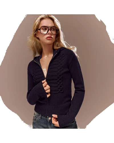 Granatowy sweter w militarnym stylu