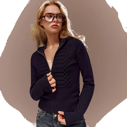 Granatowy sweter w militarnym stylu