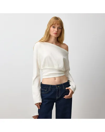 Kremowy sweter z dekoltem one shoulder