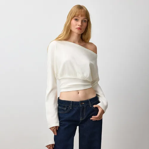 Kremowy sweter z dekoltem one shoulder