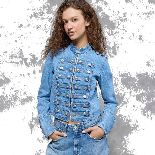 Niebieska jeansowa kurtka typu napoleon jacket