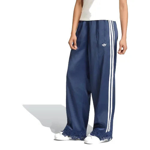 SPODNIE DRESOWE ADIDAS ORIGINALS FIREBIRD Z SATYNY O LUŹNYM KROJU Z KORONKOWYMI DETALAMI