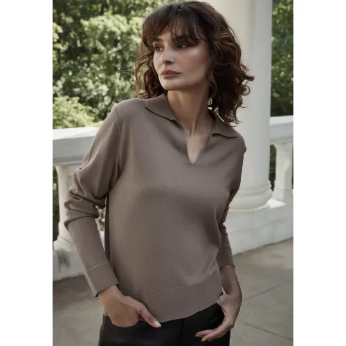 Sweter damski z dekoltem V-neck ciemny beż