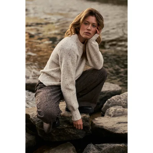 Sweter o prostym fasonie ecru