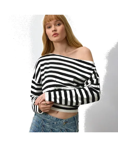 Sweter z dekoltem one shoulder w czarno-białe paski