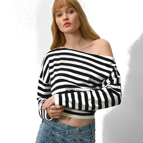 Sweter z dekoltem one shoulder w czarno-białe paski